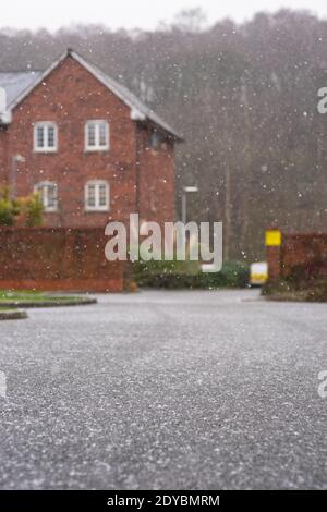 Bolton, Inghilterra, 25 dicembre 2020. Regno Unito Meteo neve. Una leggera polvere di neve cade nel primo pomeriggio del giorno di Natale a Bolton, in Inghilterra, con temperature appena al di sopra del gelo. L'Ufficio MET ha ufficialmente dichiarato un Natale bianco. Credit: Callum Fraser/Alamy Live News Foto Stock