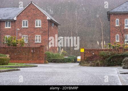 Bolton, Inghilterra, 25 dicembre 2020. Regno Unito Meteo neve. Una leggera polvere di neve cade nel primo pomeriggio del giorno di Natale a Bolton, in Inghilterra, con temperature appena al di sopra del gelo. L'Ufficio MET ha ufficialmente dichiarato un Natale bianco. Credit: Callum Fraser/Alamy Live News Foto Stock