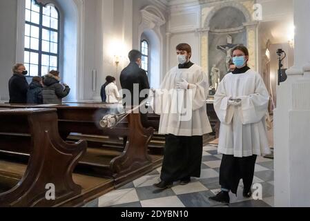 Dresda, Germania. 25 Dic 2020. Il giorno di Natale, nella Cattedrale di Dresda, i servitori dell'altare celebrano l'alta Messa di Natale con un piccolo numero di fedeli che hanno dovuto iscriversi in anticipo a questo servizio. Credit: Matthias Rietschel/dpa-Zentralbild/dpa/Alamy Live News Foto Stock