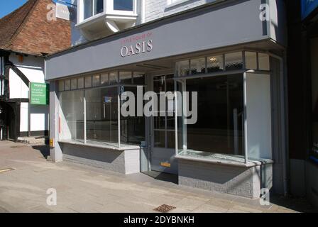 Un ex ramo della catena di moda femminile Oasis in High Street a Tenterden in Kent, Inghilterra il 31 maggio 2020. Foto Stock