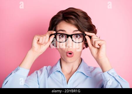 Primo piano ritratto di lei bella attraente intelligente stupito marrone-capelli ragazza executive esperto dipendente specialista toccando specifiche incredibili notizie Foto Stock