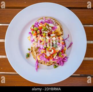 Red Snapper Fish Tacos su piatto bianco e tavolo in legno Foto Stock