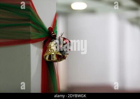 Bogor, Indonesia. 24 Dic 2020. Decorazione campana di Natale alla chiesa della Cattedrale di Bogor, Giava Occidentale, Indonesia il 24 dicembre 2020 (Foto di Adrian/INA Photo Agency/Sipa USA) Credit: Sipa USA/Alamy Live News Foto Stock