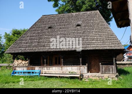 Tipica architettura rustica della zona di Maramures, a Breb, Romania. Vecchie case di legno con portico e tetto con occhi finestre Foto Stock