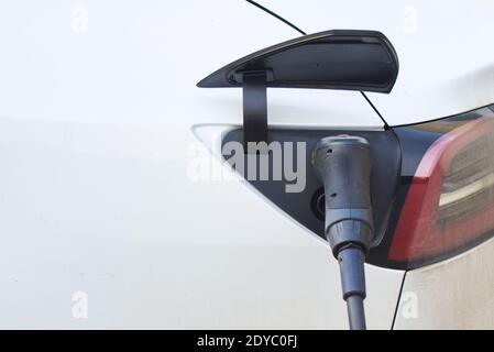 La carica di un auto elettrica batteria Foto Stock