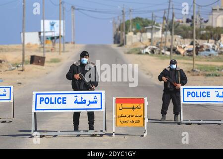 Al Wusta Governatorato, Oman. 25 Dic 2020. Gli ufficiali di polizia si levano in piedi in guardia ad un checkpoint su una strada vuota durante il lungo coprifuoco imposto per arginare alla diffusione del coronavirus COVID-19 pandemia nel Governatorato, il 25 dicembre 2020. (Foto di Mahmuod Khattab/INA Photo Agency/Sipa USA) Credit: Sipa USA/Alamy Live News Foto Stock