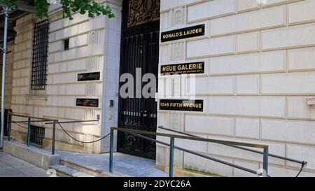 New York, NY, USA - 24 dicembre 2020: Ingresso al museo Neue Galerie dedicato all'arte tedesca e austriaca all'86th St e Fifth Avenue Foto Stock