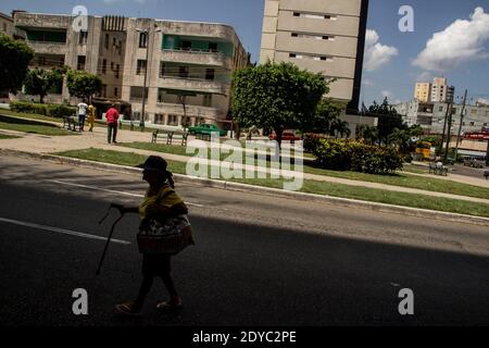 Passando l'Avana (off). Con più di 2 milioni di persone, la capitale cubana non manca di vitalità. È una città che si muove , una città che presto. Foto Stock