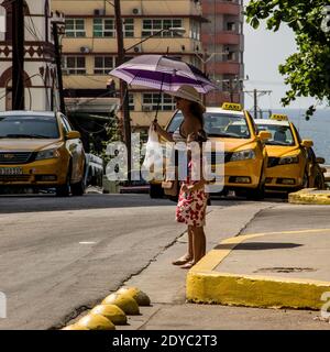 Passando l'Avana (off). Con più di 2 milioni di persone, la capitale cubana non manca di vitalità. È una città che si muove , una città che presto. Foto Stock