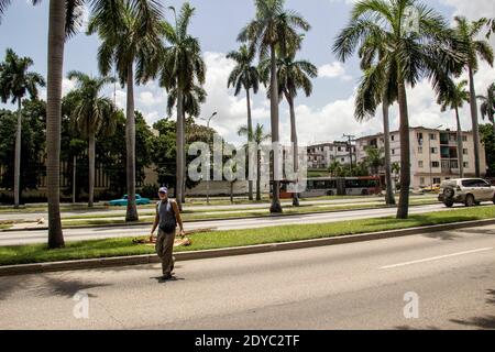 Passando l'Avana (off). Con più di 2 milioni di persone, la capitale cubana non manca di vitalità. È una città che si muove , una città che presto. Foto Stock