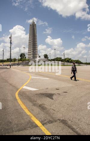 Passando l'Avana (off). Con più di 2 milioni di persone, la capitale cubana non manca di vitalità. È una città che si muove , una città che presto. Foto Stock