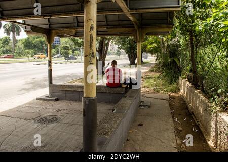 Passando l'Avana (off). Con più di 2 milioni di persone, la capitale cubana non manca di vitalità. È una città che si muove , una città che presto. Foto Stock