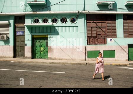 Passando l'Avana (off). Con più di 2 milioni di persone, la capitale cubana non manca di vitalità. È una città che si muove , una città che presto. Foto Stock