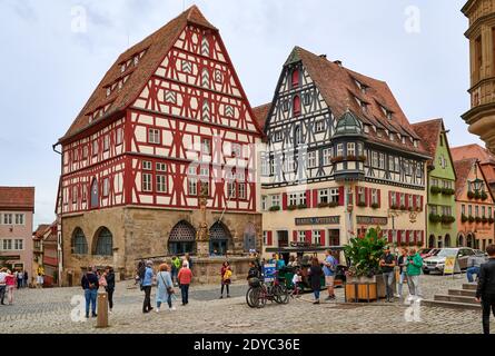 Due case a graticcio nella piazza del mercato della città medievale Rothenburg ob der Tauber, Baviera, Germania Foto Stock