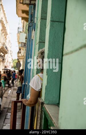 Passando l'Avana (off). Con più di 2 milioni di persone, la capitale cubana non manca di vitalità. È una città che si muove , una città che presto. Foto Stock