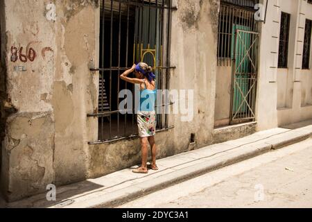 Passando l'Avana (off). Con più di 2 milioni di persone, la capitale cubana non manca di vitalità. È una città che si muove , una città che presto. Foto Stock