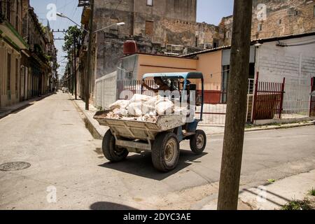 Passando l'Avana (off). Con più di 2 milioni di persone, la capitale cubana non manca di vitalità. È una città che si muove , una città che presto. Foto Stock