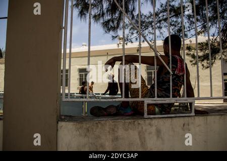 Passando l'Avana (off). Con più di 2 milioni di persone, la capitale cubana non manca di vitalità. È una città che si muove , una città che presto. Foto Stock