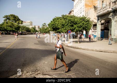 Passando l'Avana (off). Con più di 2 milioni di persone, la capitale cubana non manca di vitalità. È una città che si muove , una città che presto. Foto Stock