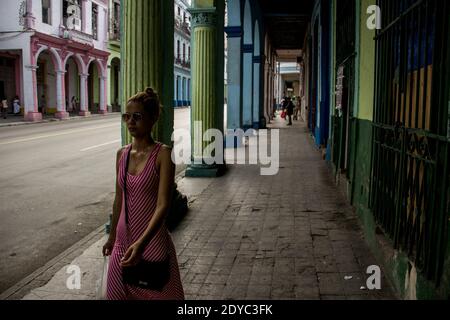 Passando l'Avana (off). Con più di 2 milioni di persone, la capitale cubana non manca di vitalità. È una città che si muove , una città che presto. Foto Stock