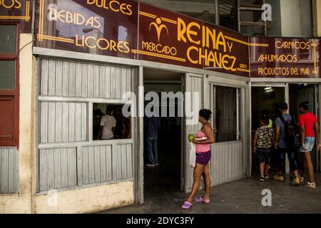 Passando l'Avana (off). Con più di 2 milioni di persone, la capitale cubana non manca di vitalità. È una città che si muove , una città che presto. Foto Stock