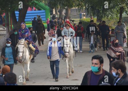 Pakistano un gran numero di Cristiani sta godendo a Lahore Zoo dopo le preghiere di Natale durante le celebrazioni di Natale in Lahore Foto Stock