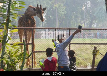 Pakistano un gran numero di Cristiani sta godendo a Lahore Zoo dopo le preghiere di Natale durante le celebrazioni di Natale in Lahore Foto Stock