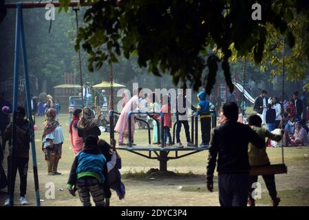 Pakistano un gran numero di Cristiani sta godendo a Lahore Zoo dopo le preghiere di Natale durante le celebrazioni di Natale in Lahore Foto Stock