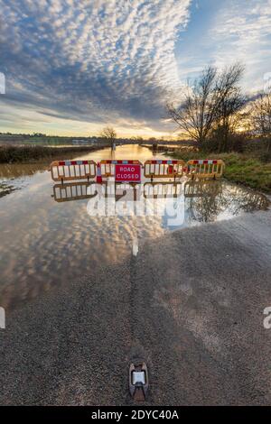 La strada è chiusa a causa di inondazioni al ponte Eckington sul fiume Avon il giorno di Natale 2020, Worcestershire, Inghilterra Foto Stock