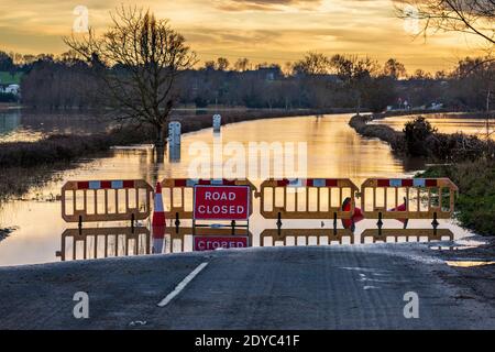 La strada è chiusa a causa di inondazioni al ponte Eckington sul fiume Avon il giorno di Natale 2020, Worcestershire, Inghilterra Foto Stock