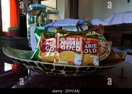 DENPASAR, INDONESIA - 07 novembre 2020: Vari wafer e spuntini di pane dall'Indonesia al tavolo, Bali, 07 novembre 2020 Foto Stock