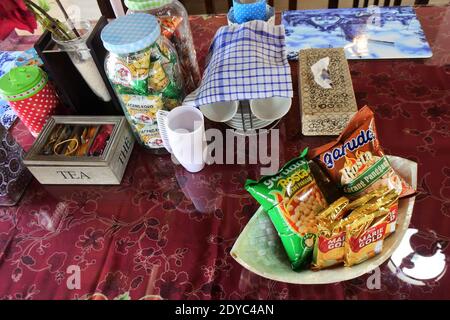 DENPASAR, INDONESIA - 07 novembre 2020: Vari wafer e spuntini di pane dall'Indonesia al tavolo, Bali, 07 novembre 2020 Foto Stock