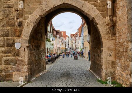 Arco di Siebersturm nel centro storico medievale di Rothenburg ob der Tauber, Baviera, Germania Foto Stock