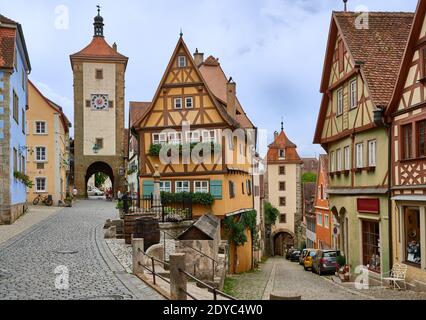 Ploenlein con Siebersturm il punto di riferimento di Rothenburg ob der Tauber, Baviera, Germania Foto Stock