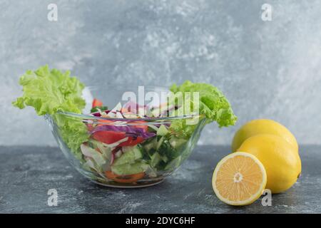 Un piatto di insalata di verdure e limoni Foto Stock