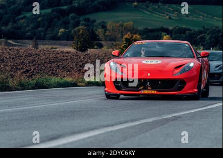 CAGLI , ITALIA - OTT 24 - 2020 : Ferrari 812 SUPERFAST 2018 su una vecchia vettura da corsa nel rally Mille miglia 2020 la famosa corsa storica italiana (1927-19 Foto Stock