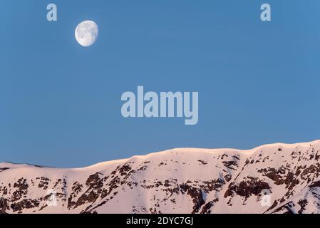 Luna sopra il capo Joseph Mountain, Wallowa Mountains, Oregon. Foto Stock