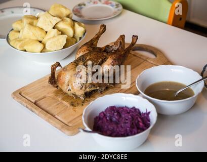 Oca arrosto, gnocchi di patate e cavolo rosso - tradizionale cibo natalizio in Germania e Austria Foto Stock