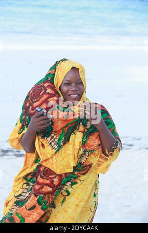 Ritratto di Donna che indossa Kanga sulla spiaggia Foto Stock