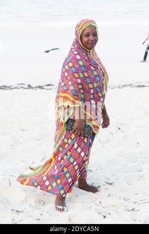 Ritratto di Donna che indossa Kanga sulla spiaggia Foto Stock