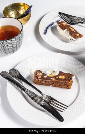 Delizioso pane alla banana appena sfornato con noci e cioccolato. Sfondo bianco. Vista dall'alto Foto Stock