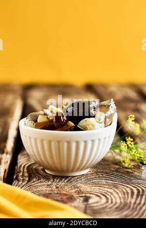 Funghi marinati in vaso di vetro, erbe e spezie su tavola di legno. Piatto vegetariano in scatola. Luce naturale. Messa a fuoco selettiva. Foto Stock