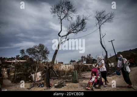 La famiglia dei rifugiati siriani nel vecchio campo di Moria bruciato, Lesbos, 2020 settembre Foto Stock