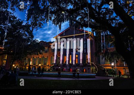 Charleston, Stati Uniti d'America. 23 dicembre 2020. Un colorato spettacolo di luci di Natale chiamato Cougar Night Lights in mostra nel Cistern Yard al College of Charleston a Charleston, Carolina del Sud. Credit: Planetpix/Alamy Live News Foto Stock