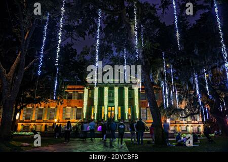 Charleston, Stati Uniti d'America. 23 dicembre 2020. Un colorato spettacolo di luci di Natale chiamato Cougar Night Lights in mostra nel Cistern Yard al College of Charleston a Charleston, Carolina del Sud. Credit: Planetpix/Alamy Live News Foto Stock