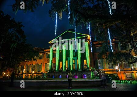 Charleston, Stati Uniti d'America. 23 dicembre 2020. Un colorato spettacolo di luci di Natale chiamato Cougar Night Lights in mostra nel Cistern Yard al College of Charleston a Charleston, Carolina del Sud. Credit: Planetpix/Alamy Live News Foto Stock