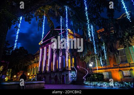 Charleston, Stati Uniti d'America. 23 dicembre 2020. Un colorato spettacolo di luci di Natale chiamato Cougar Night Lights in mostra nel Cistern Yard al College of Charleston a Charleston, Carolina del Sud. Credit: Planetpix/Alamy Live News Foto Stock