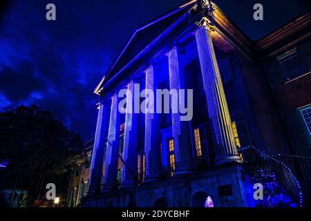 Charleston, Stati Uniti d'America. 23 dicembre 2020. Un colorato spettacolo di luci di Natale chiamato Cougar Night Lights in mostra nel Cistern Yard al College of Charleston a Charleston, Carolina del Sud. Credit: Planetpix/Alamy Live News Foto Stock