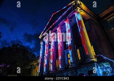 Charleston, Stati Uniti d'America. 23 dicembre 2020. Un colorato spettacolo di luci di Natale chiamato Cougar Night Lights in mostra nel Cistern Yard al College of Charleston a Charleston, Carolina del Sud. Credit: Planetpix/Alamy Live News Foto Stock