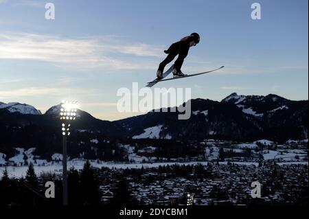 Oberstdorf, Erdinger Arena. 29 Dic 2012. Anteprima del 69° Torneo delle quattro colline 2020/2021: Generale, jumper davanti al panorama alpino, montagne, caratteristica, salto, qualifica, 61. Torneo Internazionale Four Hills 2012/13, salto con gli sci, 29 dicembre 2012 a Oberstdorf, Erdinger Arena. | utilizzo in tutto il mondo credito: dpa/Alamy Live News Foto Stock